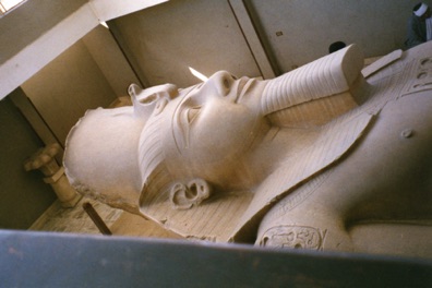 RAMSES II : taill&eacute; dans un bloc de calcaire il mesure plus de 10m